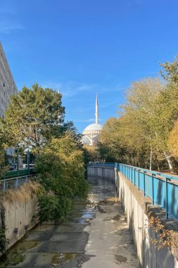 Atakoy, istanbul, Türkiye. 14.2023. İstanbul 'un yeşil doğasıyla İstanbul' un en nezih ilçelerinden biri olan Atakya 'daki Ömer Duruk Camii' nin dış görünüşü ve mesafesi.