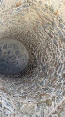 Eski kentteki kaldırım taşı tüneli. Eski kaledeki kuleden görüntü..