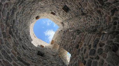 Kuleden gökyüzüne, kalelerin taş duvarlarının arasından bak. Kuleden eski kaledeki mavi gökyüzüne bak..