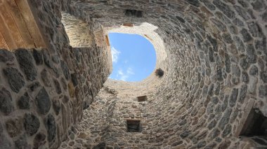 Kuleden gökyüzüne, kalelerin taş duvarlarının arasından bak. Kuleden eski kaledeki mavi gökyüzüne bak..