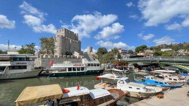 Anadolu Hisari, istanbul, Türkiye, 16 Eylül 2023, Anadolu Hisar kalesi. İstanbul 'un Tarihi ve Kültürel Mirasının Parlayan Mücevheri. Boğaz 'ın Gizemli Savunma Kalesi. Restorasyon sonrası görüntüler. İstanbul 'un İstanbul tarafı. Boğaz..