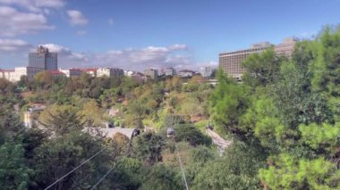 Macka, İstanbul, Türkiye. 19, 2023 Yeşil Oasis, Kablolu Araba Erişimi. İstanbul Macka Demokrasi Parkı 'nı keşfediyorum. Green Paradise Macka Demokrasi Parkı. Cable Car 'dan 
