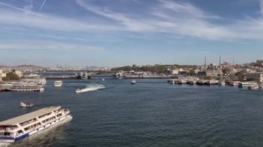 Haliç, istanbul, Türkiye. 20.2023.A Muhteşem Panorama Eğlencesi Şehrin Kalbindeki Tarihi Güzeller ve İstanbul Altın Boynuz Metro Köprüsü 'nden Modern İstanbul' un Büyülü Manzarasını Birleştiriyor.