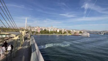 Haliç, istanbul, Türkiye. 20.2023.A Muhteşem Panorama Eğlencesi Şehrin Kalbindeki Tarihi Güzeller ve İstanbul Altın Boynuz Metro Köprüsü 'nden Modern İstanbul' un Büyülü Manzarasını Birleştiriyor.