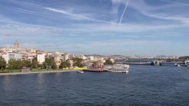 Haliç, istanbul, Türkiye. 20.2023.A Muhteşem Panorama Eğlencesi Şehrin Kalbindeki Tarihi Güzeller ve İstanbul Altın Boynuz Metro Köprüsü 'nden Modern İstanbul' un Büyülü Manzarasını Birleştiriyor.