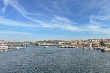 Haliç, istanbul, Türkiye. 20.2023.A Muhteşem Panorama Eğlencesi Şehrin Kalbindeki Tarihi Güzeller ve İstanbul Altın Boynuz Metro Köprüsü 'nden Modern İstanbul' un Büyülü Manzarasını Birleştiriyor.