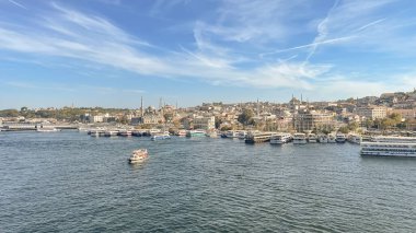Haliç, istanbul, Türkiye. 20.2023.A Muhteşem Panorama Eğlencesi Şehrin Kalbindeki Tarihi Güzeller ve İstanbul Altın Boynuz Metro Köprüsü 'nden Modern İstanbul' un Büyülü Manzarasını Birleştiriyor.