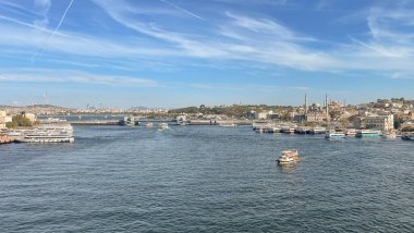 Haliç, istanbul, Türkiye. 20.2023.A Muhteşem Panorama Eğlencesi Şehrin Kalbindeki Tarihi Güzeller ve İstanbul Altın Boynuz Metro Köprüsü 'nden Modern İstanbul' un Büyülü Manzarasını Birleştiriyor.