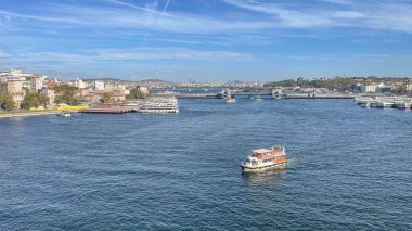 Haliç, istanbul, Türkiye. 20.2023.A Muhteşem Panorama Eğlencesi Şehrin Kalbindeki Tarihi Güzeller ve İstanbul Altın Boynuz Metro Köprüsü 'nden Modern İstanbul' un Büyülü Manzarasını Birleştiriyor.