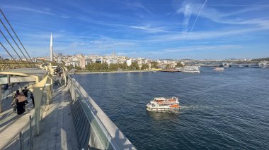 Haliç, istanbul, Türkiye. 20.2023.A Muhteşem Panorama Eğlencesi Şehrin Kalbindeki Tarihi Güzeller ve İstanbul Altın Boynuz Metro Köprüsü 'nden Modern İstanbul' un Büyülü Manzarasını Birleştiriyor.