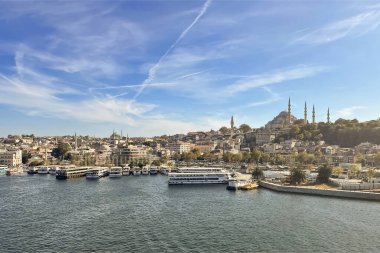 Haliç, istanbul, Türkiye. 20.2023.A Muhteşem Panorama Eğlencesi Şehrin Kalbindeki Tarihi Güzeller ve İstanbul Altın Boynuz Metro Köprüsü 'nden Modern İstanbul' un Büyülü Manzarasını Birleştiriyor.