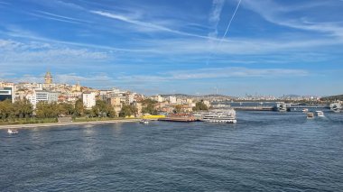 Haliç, istanbul, Türkiye. 20.2023.A Muhteşem Panorama Eğlencesi Şehrin Kalbindeki Tarihi Güzeller ve İstanbul Altın Boynuz Metro Köprüsü 'nden Modern İstanbul' un Büyülü Manzarasını Birleştiriyor.