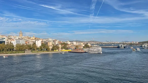 Haliç, istanbul, Türkiye. 20.2023.A Muhteşem Panorama Eğlencesi Şehrin Kalbindeki Tarihi Güzeller ve İstanbul Altın Boynuz Metro Köprüsü 'nden Modern İstanbul' un Büyülü Manzarasını Birleştiriyor.
