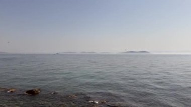 Türkiye 'den İstanbul' a. 23 Eylül 2023. İstanbul 'da sisli bir cumartesi sabahı. Fenerbahçe bölgesinden Marmara Denizi 'ne ulaşım ve deniz manzarası.