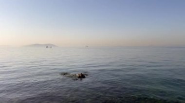 Türkiye 'den İstanbul' a. 23 Eylül 2023. İstanbul 'da sisli bir cumartesi sabahı. Fenerbahçe bölgesinden Marmara Denizi 'ne ulaşım ve deniz manzarası.