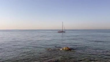Türkiye 'den İstanbul' a. 23 Eylül 2023. İstanbul 'da sisli bir cumartesi sabahı. Fenerbahçe bölgesinden Marmara Denizi 'ne ulaşım ve deniz manzarası.