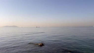 Türkiye 'den İstanbul' a. 23 Eylül 2023. İstanbul 'da sisli bir cumartesi sabahı. Fenerbahçe bölgesinden Marmara Denizi 'ne ulaşım ve deniz manzarası.