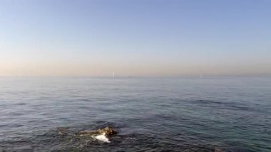 Türkiye 'den İstanbul' a. 23 Eylül 2023. İstanbul 'da sisli bir cumartesi sabahı. Fenerbahçe bölgesinden Marmara Denizi 'ne ulaşım ve deniz manzarası.