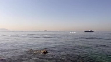Türkiye 'den İstanbul' a. 23 Eylül 2023. İstanbul 'da sisli bir cumartesi sabahı. Fenerbahçe bölgesinden Marmara Denizi 'ne ulaşım ve deniz manzarası.