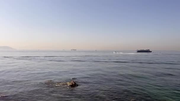 イスタンブール トルコ 2023 イスタンブールで霧の多い土曜日の朝 フェナーバース地区の海岸からのマルマラ海の交通と海の景色 — ストック動画