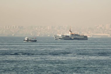 Türkiye 'den İstanbul' a. 23 Eylül 2023. İstanbul 'da sisli bir cumartesi sabahı. Fenerbahçe bölgesinden Marmara Denizi 'ne ulaşım ve deniz manzarası.