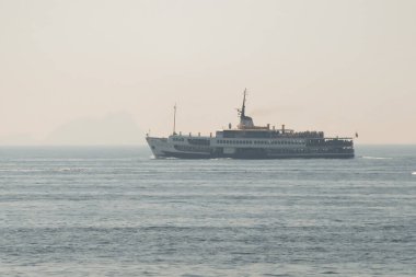 Türkiye 'den İstanbul' a. 23 Eylül 2023. İstanbul 'da sisli bir cumartesi sabahı. Fenerbahçe bölgesinden Marmara Denizi 'ne ulaşım ve deniz manzarası.