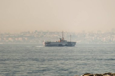 Türkiye 'den İstanbul' a. 23 Eylül 2023. İstanbul 'da sisli bir cumartesi sabahı. Fenerbahçe bölgesinden Marmara Denizi 'ne ulaşım ve deniz manzarası.