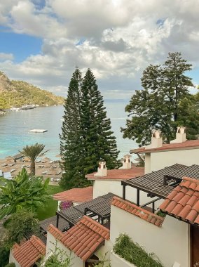 Fethiye, Mugla, 25 Eylül 2023 Fethiye Hillside Plaj Kulübü. Doğanın Kucağında Mükemmel Kaçış. Hayalindeki Tatilin Adresi. Eşsiz bir manzara, lüks konfor ve huzurlu bir tatil deneyimi için mükemmel bir yer..