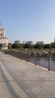 Atakoy, İstanbul, Türkiye. 8 Ekim 2023 Atakoy bölgesi. Marmara deniz kıyısı. Baruthane halk parkı. Sabahın erken saatlerindeki manzara. Yeşil doğa ve eğlence alanı. Dikey görüntü.