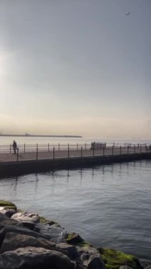 Atakoy, İstanbul, Türkiye. 8 Ekim 2023 Atakoy bölgesi. Marmara deniz kıyısı. Baruthane halk parkı. Sabahın erken saatlerindeki manzara. Yeşil doğa ve eğlence alanı. Dikey görüntü.