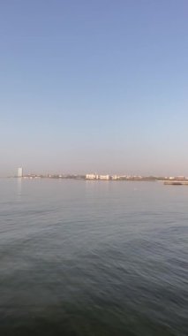 Atakoy, İstanbul, Türkiye. 8 Ekim 2023 Atakoy bölgesi. Marmara deniz kıyısı. Baruthane halk parkı. Sabahın erken saatlerindeki manzara. Yeşil doğa ve eğlence alanı. Dikey görüntü.