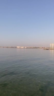 Atakoy, İstanbul, Türkiye. 8 Ekim 2023 Atakoy bölgesi. Marmara deniz kıyısı. Baruthane halk parkı. Sabahın erken saatlerindeki manzara. Yeşil doğa ve eğlence alanı. Dikey görüntü.