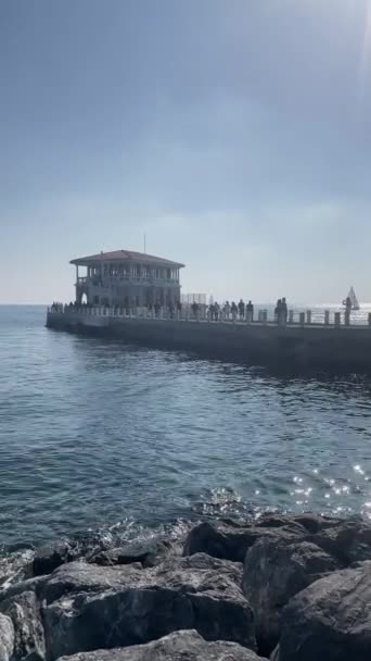 イスタンブール トルコ 10月 2023 モーダ桟橋 海のラップの時間の痕跡 イスタンブールの伝説的な港と時間の痕跡 イスタンブールの海に触発されたアートシーン ファッションピアと訪問者 マルマラの海 — ストック動画