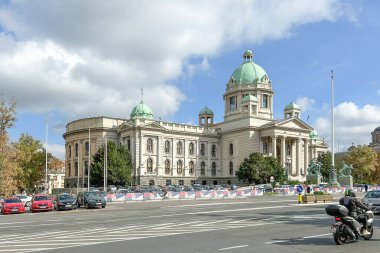 Belgrad, Sırbistan, 16 Ekim 2023 Ulusal Meclis Binası. Sırbistan 'ın başkenti Belgrad' ın Nikola Pasiç Meydanı 'nda yer alan ve Sırbistan Ulusal Meclisi' ne ev sahipliği yapan bina. Dış görünüm.
