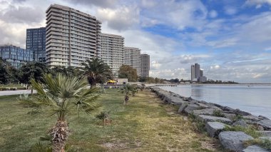 Atakoy, İstanbul, Türkiye. 18 Ekim 2023. Atakoy, İstanbul 'un banliyö bölgesi. Atakoy 'un yeşil doğası, modern binaları, parkları, yürüyüş yolları ile kıyı şeridi manzarası. Sonbahar sezonu. Marmaya Denizi kıyısı.