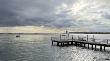 Atakoy, İstanbul, Türkiye. 18 Ekim 2023. Atakoy, İstanbul 'un banliyö bölgesi. Atakoy 'un yeşil doğası, modern binaları, parkları, yürüyüş yolları ile kıyı şeridi manzarası. Sonbahar sezonu. Marmaya Denizi kıyısı.