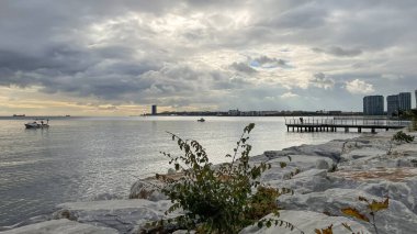 Atakoy, İstanbul, Türkiye. 18 Ekim 2023. Atakoy, İstanbul 'un banliyö bölgesi. Atakoy 'un yeşil doğası, modern binaları, parkları, yürüyüş yolları ile kıyı şeridi manzarası. Sonbahar sezonu. Marmaya Denizi kıyısı.