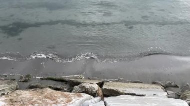 Sonbahar mevsiminde deniz kıyısı, dalgalar ve uçurumlar
