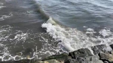 Çevre felaketi. Deniz kirliliği. Denizlerimizin ve insan sağlığımızın ekosistemi için büyüyen tehlike. Mavi Gezegenimizin Yaşam Kanı İçin Karşı konulamaz Tehlike