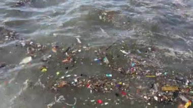 Çevre felaketi. Deniz kirliliği. Denizlerimizin ve insan sağlığımızın ekosistemi için büyüyen tehlike. Mavi Gezegenimizin Yaşam Kanı İçin Karşı konulamaz Tehlike