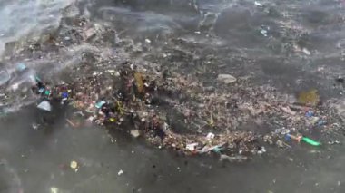 Çevre felaketi. Deniz kirliliği. Denizlerimizin ve insan sağlığımızın ekosistemi için büyüyen tehlike. Mavi Gezegenimizin Yaşam Kanı İçin Karşı konulamaz Tehlike