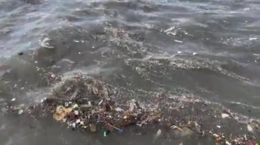 Çevre felaketi. Deniz kirliliği. Denizlerimizin ve insan sağlığımızın ekosistemi için büyüyen tehlike. Mavi Gezegenimizin Yaşam Kanı İçin Karşı konulamaz Tehlike
