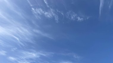 Beyaz bulutlu mavi gökyüzü, gökte güzel sirrus bulutları