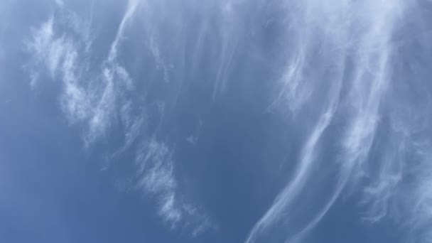 Μπλε Φόντο Του Ουρανού Λευκά Σύννεφα Όμορφα Σύννεφα Cirrus Στον — Αρχείο Βίντεο