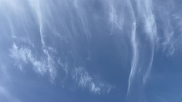 Голубое Небо Фон Белыми Облаками Красивые Перистые Облака Небе — стоковое видео