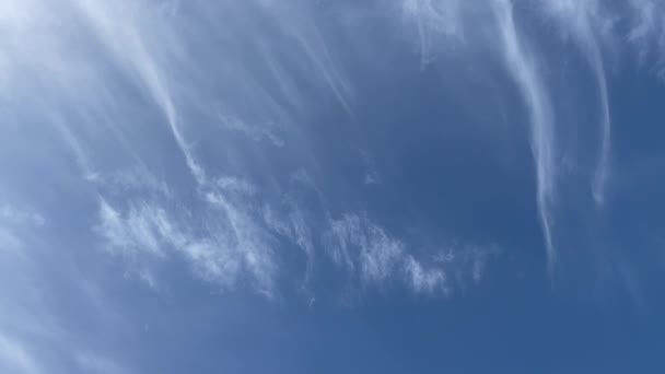 Голубое Небо Фон Белыми Облаками Красивые Перистые Облака Небе — стоковое видео
