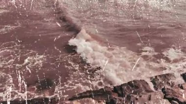 Yağmurun Üzüntüsü. Dalgalar Kıyıya Vuruyor ve Kayaların Gizemli Görünüşü