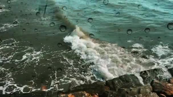 Dolor Lluvia Las Olas Golpean Orilla Misteriosa Aparición Las Rocas — Vídeo de stock
