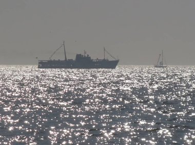 İstanbul Marmara Denizi 'nde Sonbaharın Sıcaklığı. Güneşin Işıltısı, Denizin Işıltısı ve Marmara Denizi Peri Masalı Dansı. Sonbahar. Sıcak hava. Güneşli ve sisli denizde gemiler ve gemiler..