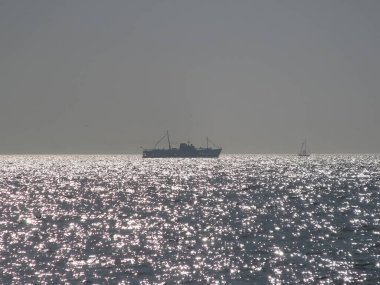 İstanbul Marmara Denizi 'nde Sonbaharın Sıcaklığı. Güneşin Işıltısı, Denizin Işıltısı ve Marmara Denizi Peri Masalı Dansı. Sonbahar. Sıcak hava. Güneşli ve sisli denizde gemiler ve gemiler..